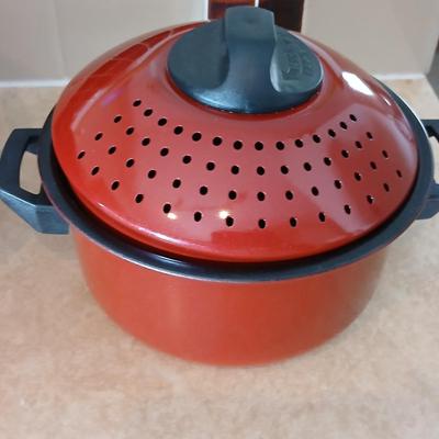 Two new Pasta Chef pots with strainer lids