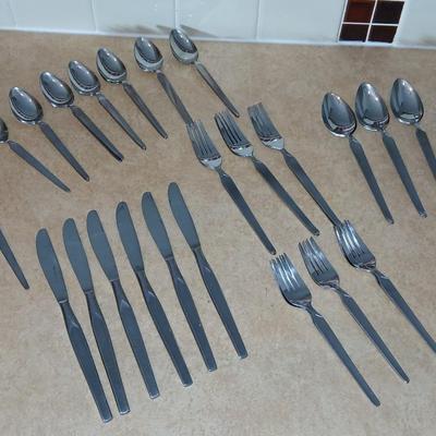 Flatware / silverware set