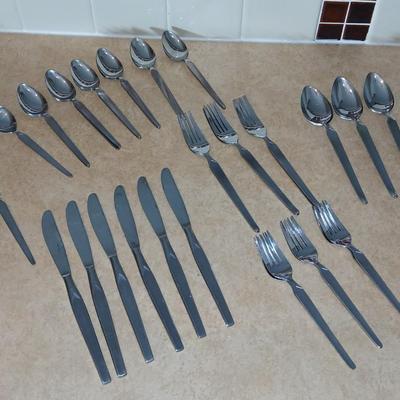 Flatware / silverware set
