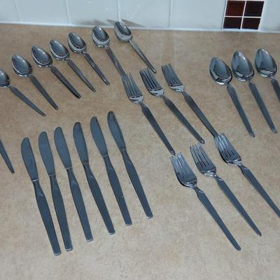 Flatware / silverware set