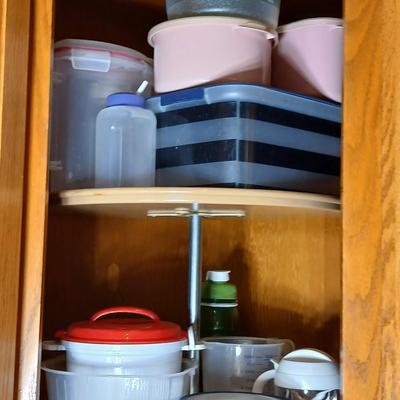 Plastic food storage containers