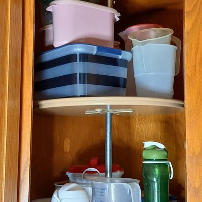 Plastic food storage containers