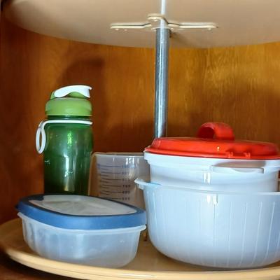 Plastic food storage containers