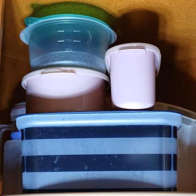 Plastic food storage containers
