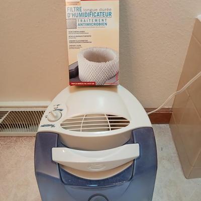 Hunter Fan co. Humidifier with a box of filters
