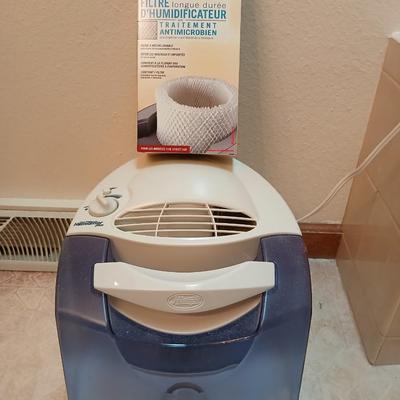 Hunter Fan co. Humidifier with a box of filters