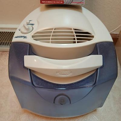 Hunter Fan co. Humidifier with a box of filters