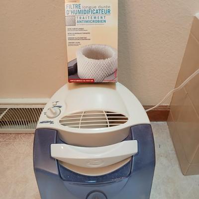 Hunter Fan co. Humidifier with a box of filters