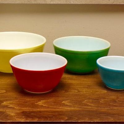 Pyrex mixing bowl set
