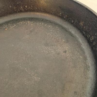 Four Lodge Cast Iron Skillets & New Silicone Handle Holders (K-HS)