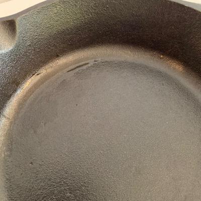 Four Lodge Cast Iron Skillets & New Silicone Handle Holders (K-HS)