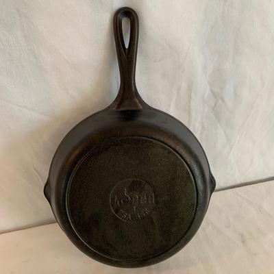 Four Lodge Cast Iron Skillets & New Silicone Handle Holders (K-HS)