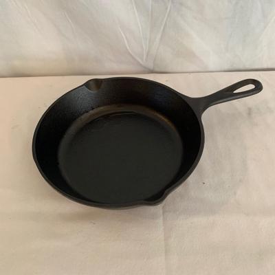 Four Lodge Cast Iron Skillets & New Silicone Handle Holders (K-HS)