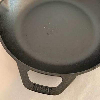 Four Lodge Cast Iron Skillets & New Silicone Handle Holders (K-HS)