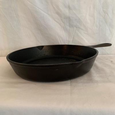 Four Lodge Cast Iron Skillets & New Silicone Handle Holders (K-HS)