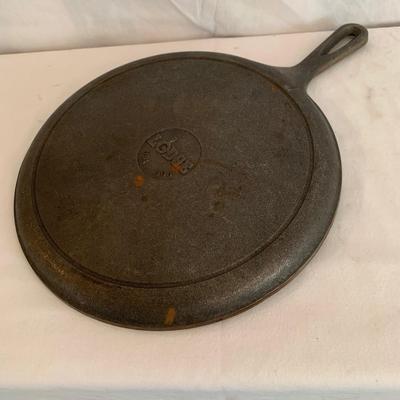 Four Lodge Cast Iron Skillets & New Silicone Handle Holders (K-HS)
