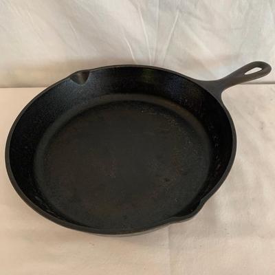 Four Lodge Cast Iron Skillets & New Silicone Handle Holders (K-HS)