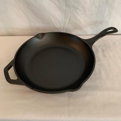 Four Lodge Cast Iron Skillets & New Silicone Handle Holders (K-HS)
