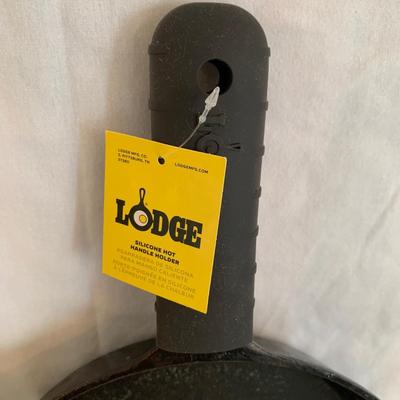 Four Lodge Cast Iron Skillets & New Silicone Handle Holders (K-HS)