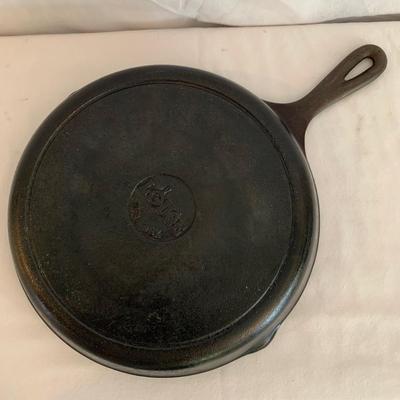 Four Lodge Cast Iron Skillets & New Silicone Handle Holders (K-HS)