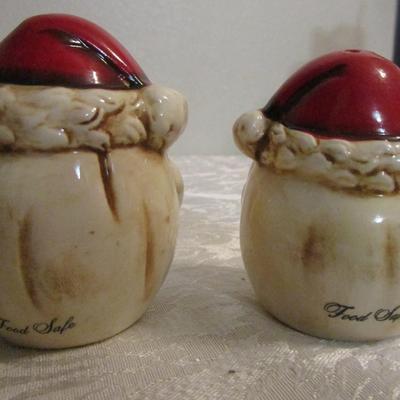 Santa ceramic salt & pepper shakers
