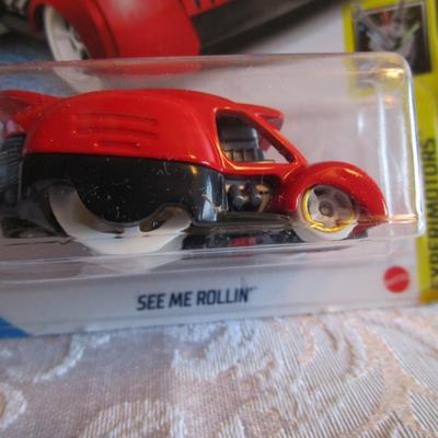 2 Hot Wheels cars