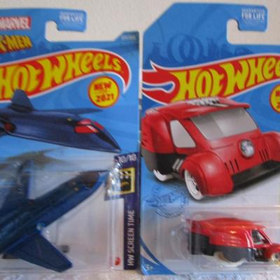 2 Hot Wheels cars