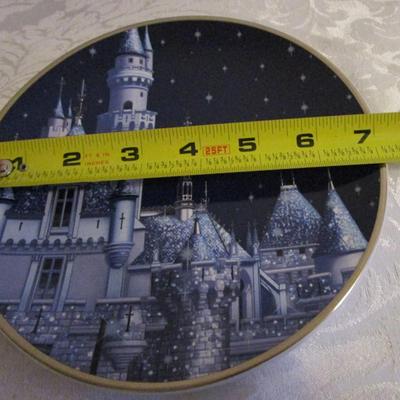 2 Christmas plates, one 8", one 7"