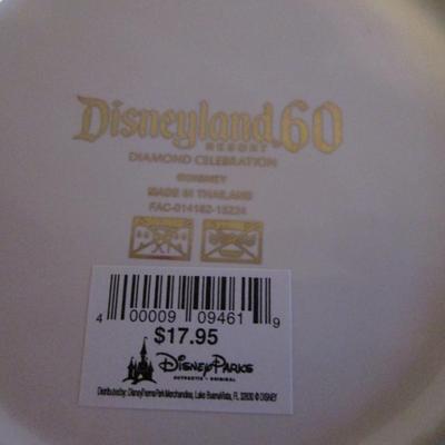 2 Christmas plates, one 8", one 7"