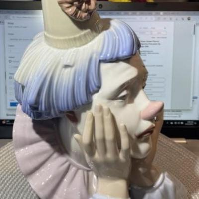 Bust of Clown Jester Pierrot Vintage Figurine Porcelain by Lladro Spain 1981 12" Tall in VG Preowned Condition.