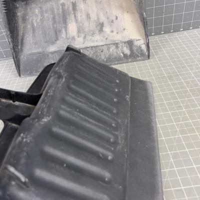 2 Rubbermaid Dust pans