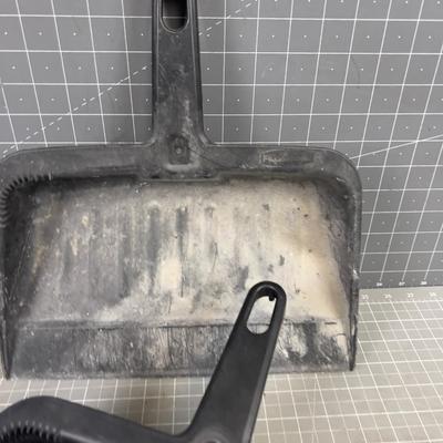 2 Rubbermaid Dust pans