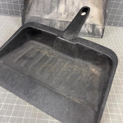 2 Rubbermaid Dust pans