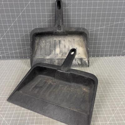 2 Rubbermaid Dust pans