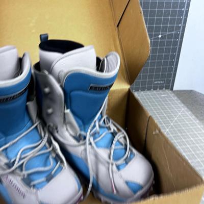 Salomon Snowboard BOOTS NEW never Worn
