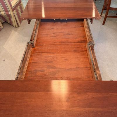 Pennsylvania House Dining Room Table with Two Leafs (DR-DZ)