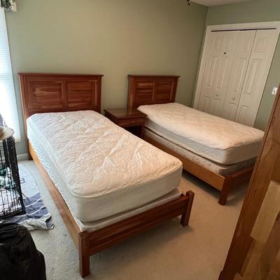 Matching Twin Bed Frames & Side Table (GB-RG)