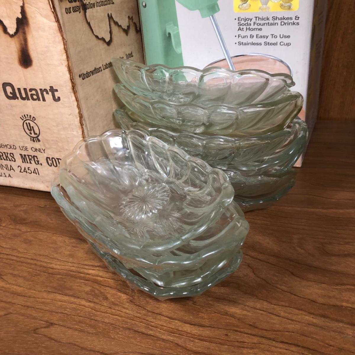 LOT 21D Vintage 4 Quart Richmond Cedar Works Electric Ice Cream Freezer Model 71 Hamilton Beach Turquoise DrinkMaster Glass Ice Cream Dishes EstateSales