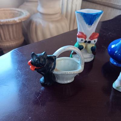 3 OCCUPIED JAPAN FIGURES AND A SMALL VASE