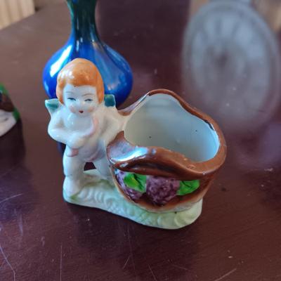 3 OCCUPIED JAPAN FIGURES AND A SMALL VASE