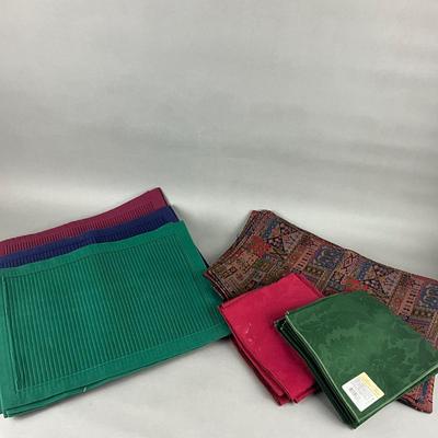449 Large Lot of 27 Placemats and 14 Napkins