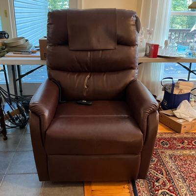 458 LIke New GOLDEN Power Lift & Reclining Chair
