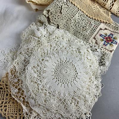 518 Large lot of Battenberg Lace with Doilies and Hand crochet Placemats