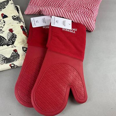 522 Rooster Apron with William Sonoma Oven Mitts