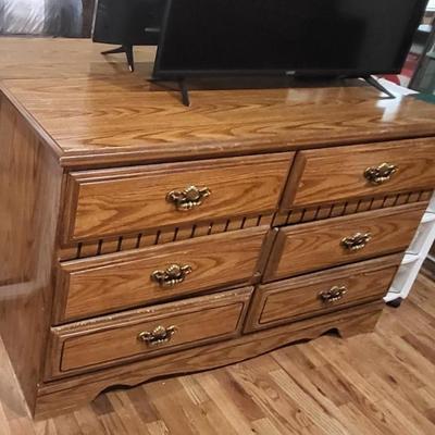 Sale Photo Thumbnail #119: 6 Drawers, pretty oak.

51in W, 31in T, 18in D