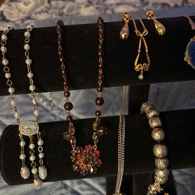 Lot 107 - Costume Jewelry