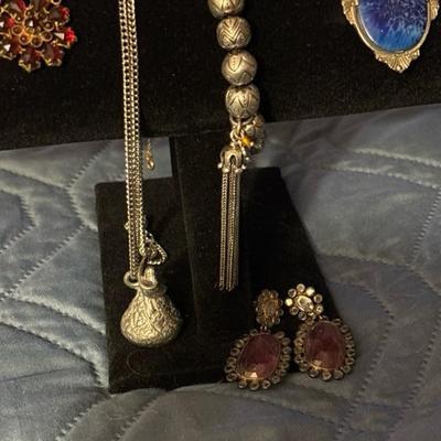 Lot 107 - Costume Jewelry