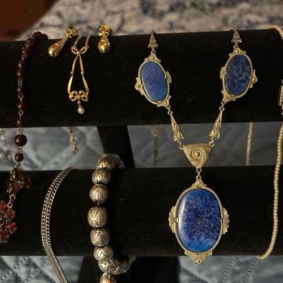 Lot 107 - Costume Jewelry