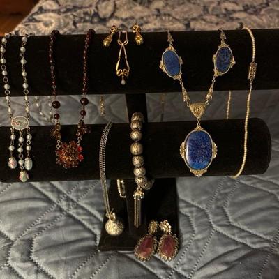 Lot 107 - Costume Jewelry