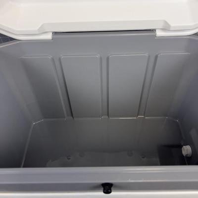 IGLOO 54 quart NEW 